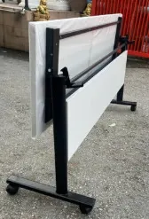 โต๊ะพับหน้าได้เมลามีน  ขาเหล็กแปปไข่ พับหน้า.webp