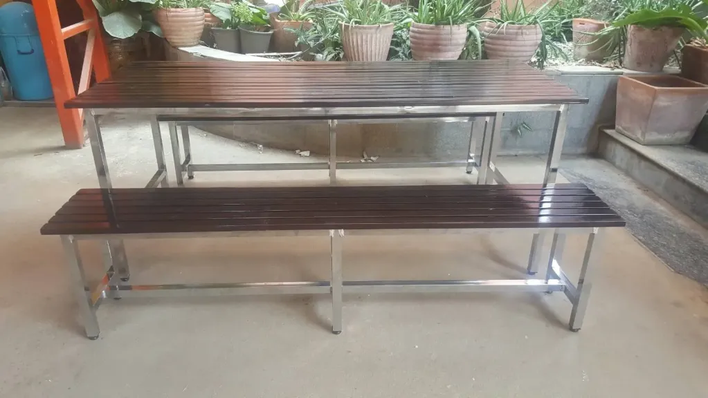 โต๊ะโรงอาหารไม้ระแนง ขาตายชุบโครเมียม พร้อมม้านั่งยาว