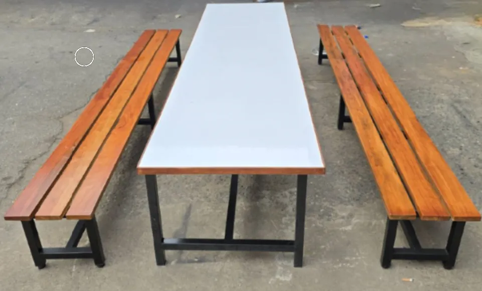 โต๊ะโรงอาหารหน้าโฟเมก้าขาว ขอบไม้จริง พร้อมม้านั่งยาวระแนงซี่ใหญ่