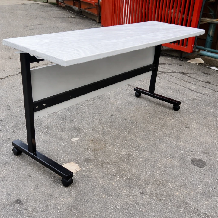 โต๊ะพับหน้าได้เมลามีน มีล้อ ขาเหล็กแป๊ปไข่ พ่นสี พร้อมบังตาไม้