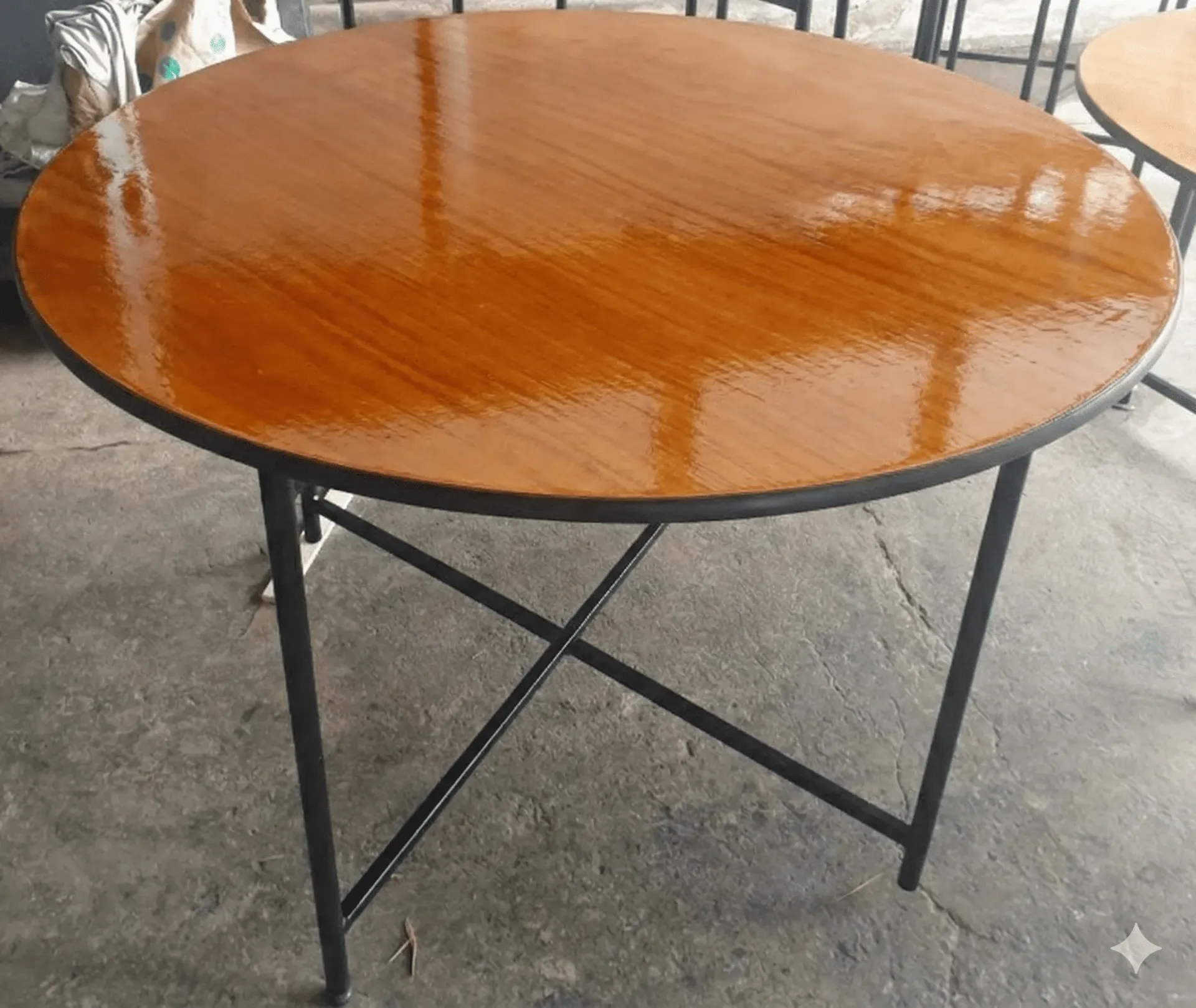 โต๊ะพับกลม หน้าไม้อัดพ่นชะแล็คกันน้ำ ขาเหล็กชุบโครเมี่ยม