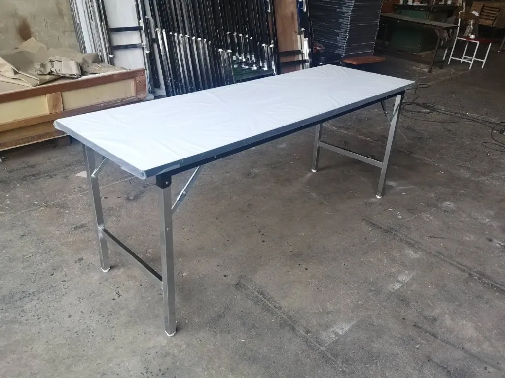 โต๊ะพับหน้าฟอเมก้าขาว / เมลามีนสีขาว TOP หนา 25 มม. โครงขาเหล็กพับได้ ชุบโครเมี่ยม